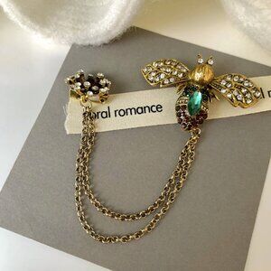 Bejeweled Gold Bee Vintage Style Rhinestone Chain Brooch Lapel Pin NEW